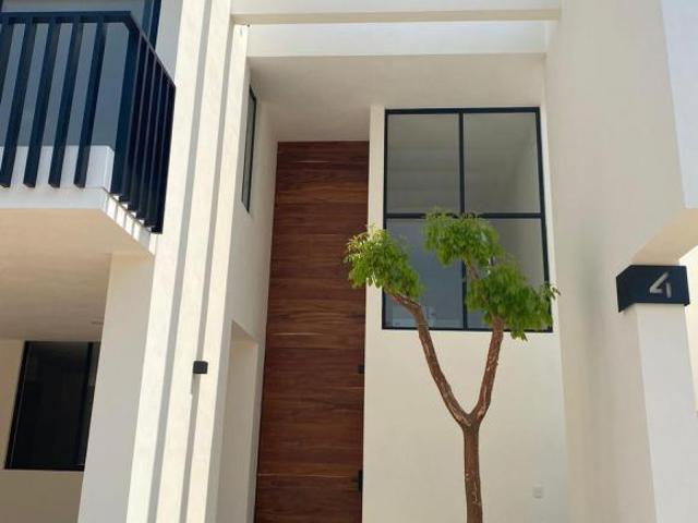 Venta de casa en privada residencial en Temozón de 4 recamaras con amenidades