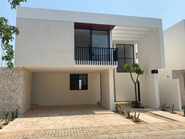 Venta de casa en privada residencial en Temozón de 4 recamaras con amenidades