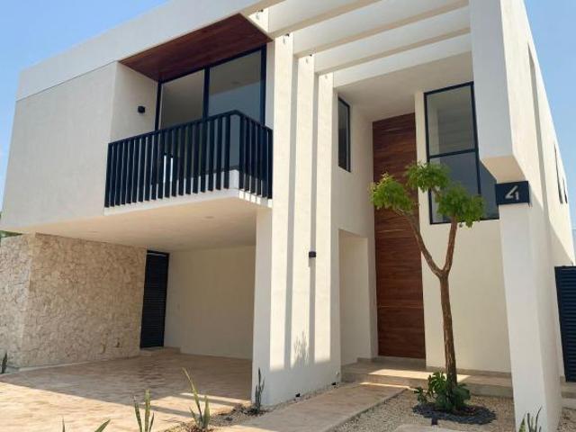 Venta de casa en privada residencial en Temozón de 4 recamaras con amenidades