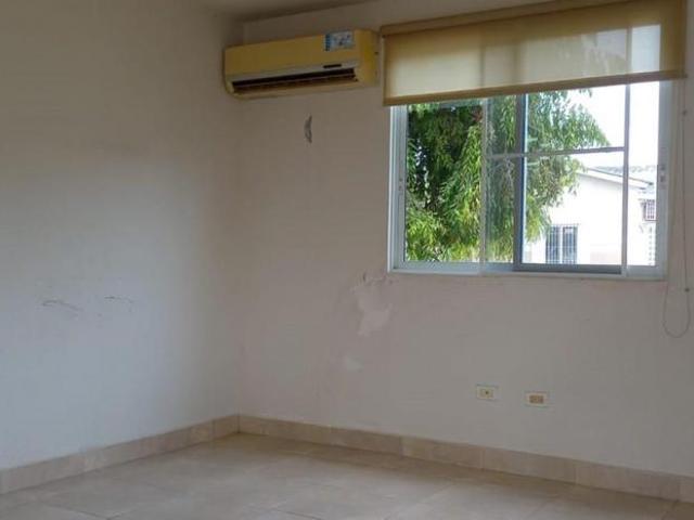 Venta de casa reposeída en arraiján, vista alegre