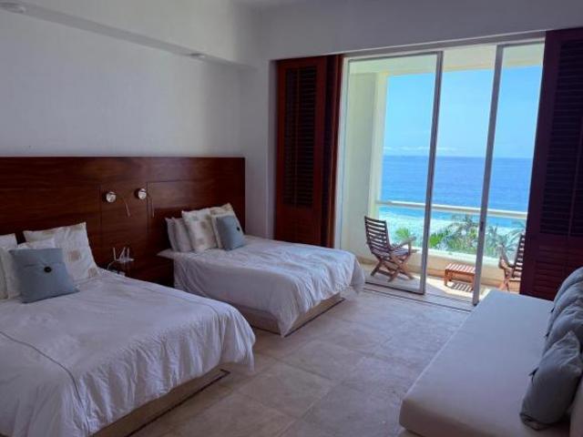 Venta de exclusivo departamento frente al mar en Playa Ixtapa