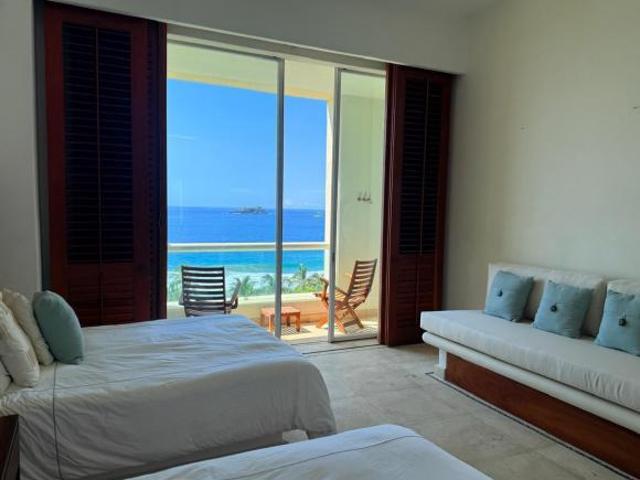 Venta de exclusivo departamento frente al mar en Playa Ixtapa