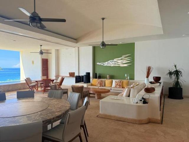 Venta de exclusivo departamento frente al mar en Playa Ixtapa