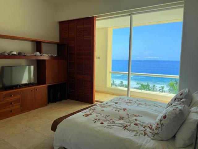 Venta de exclusivo departamento frente al mar en Playa Ixtapa
