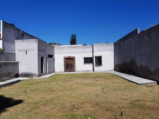 VENTA DE FINCA PARA REMODELAR EN CENTRO DE SJR QRO EN AV PRINCIPAL GRAN TERRENO