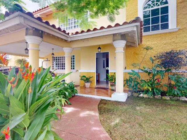 Venta de hermosa casa con piscina en Mirador Hills – Villa Lucre