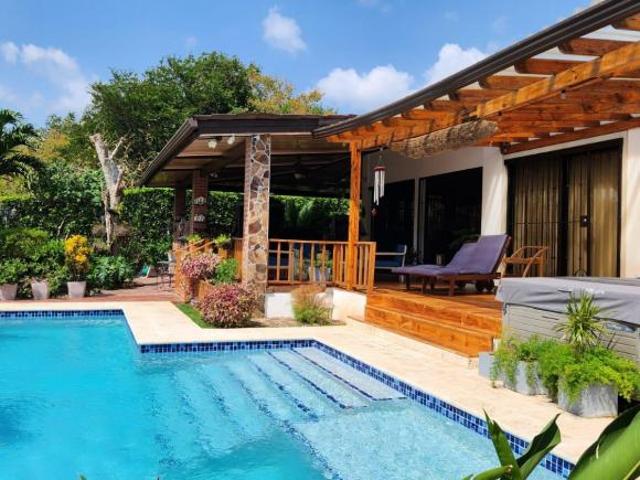 VENTA DE HERMOSA CASA CON PISCINA EN PENONOME