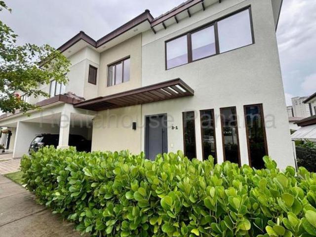 Venta de hermosa casa de 331m² en Santa María 26 6009