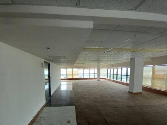 Venta de oficina reposeída en avenida balboa, panamá