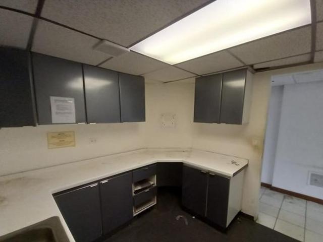 Venta de oficina reposeída en avenida balboa, panamá