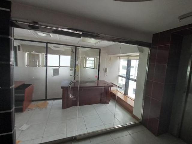 Venta de oficina reposeída en avenida balboa, panamá