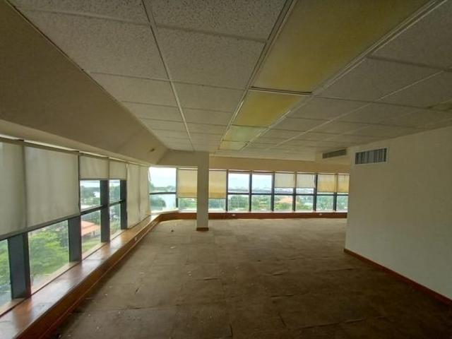 Venta de oficina reposeída en avenida balboa, panamá