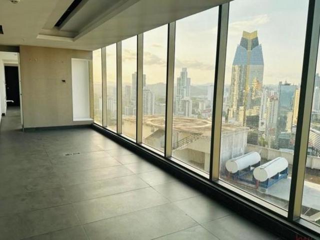 Venta de oficina reposeída en avenida balboa, panamá
