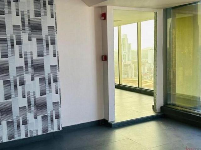 Venta de oficina reposeída en avenida balboa, panamá