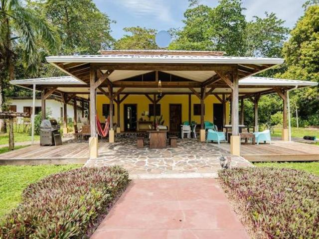 Venta de Terreno con Hotel andando en Bocas del Toro, Isla Colón, Playa Bluff, 99,000m2