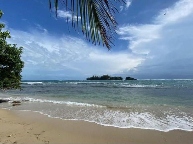 Venta de terreno frente al mar en bocas del toro con servicios y casa club de 2299 m2
