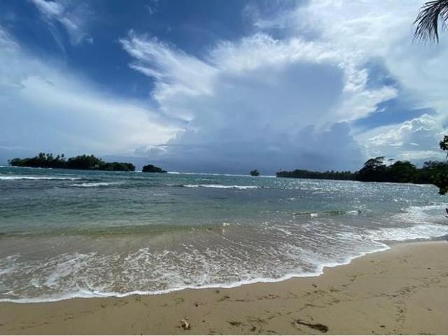Venta de terreno frente al mar en bocas del toro con servicios y casa club de 2299 m2