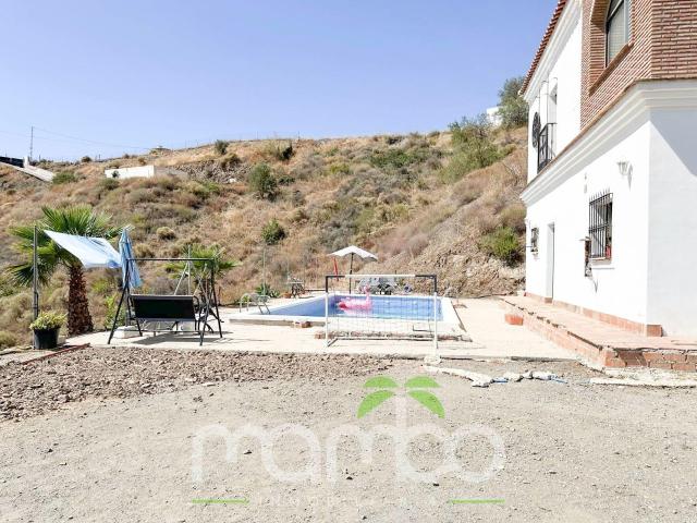 Villa en venta en Iznate
