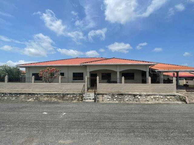 Venta: Hermosa y espaciosa casa con dos lotes en Penonomé