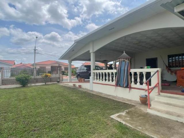 Venta: Hermosa y espaciosa casa con dos lotes en Penonomé