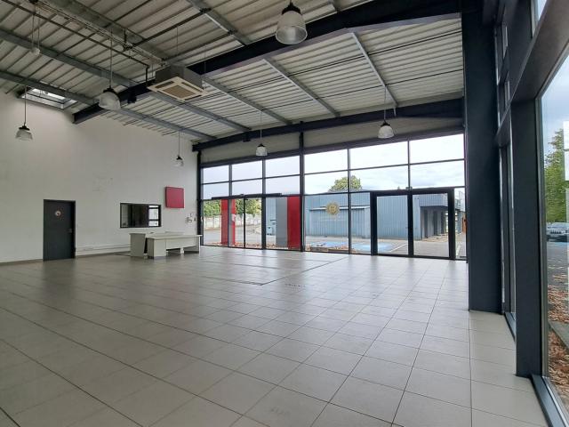 Local Commercial vente à Saintes