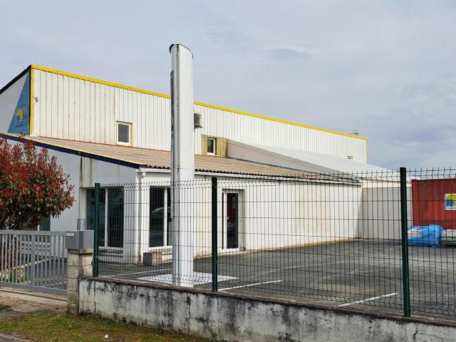 Local Commercial vente à Saintes, Pont-l'abbé-d'arnoult