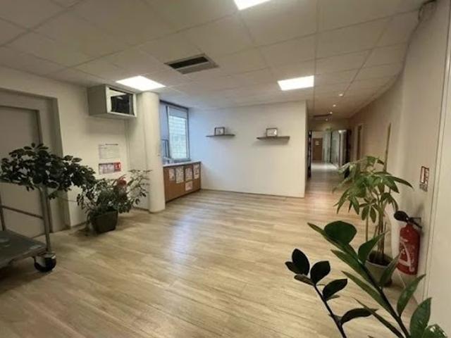 Bureau vente à Nîmes