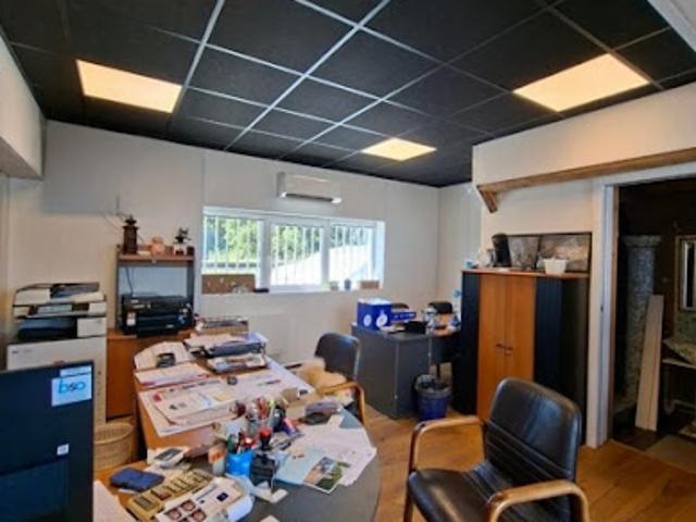 Local Commercial vente à Saint-Jeoire-Prieuré, Savoie