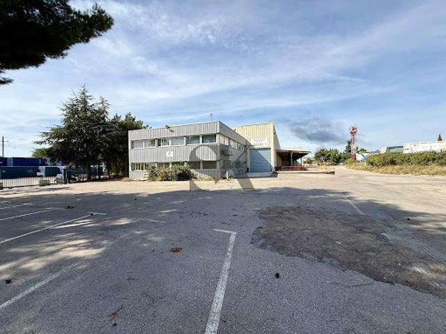 Local Commercial vente à Les Estroublans, Vitrolles