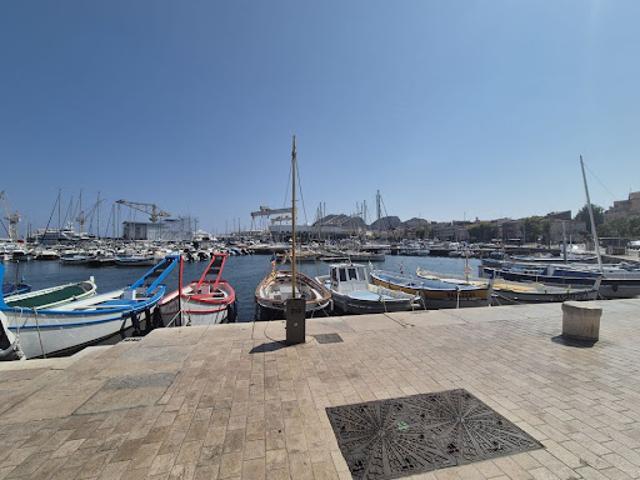 Local Commercial vente à Marseille, La Ciotat