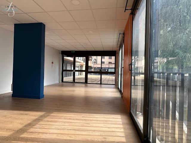 Local Commercial vente à Les Vennes, Bourg-en-Bresse