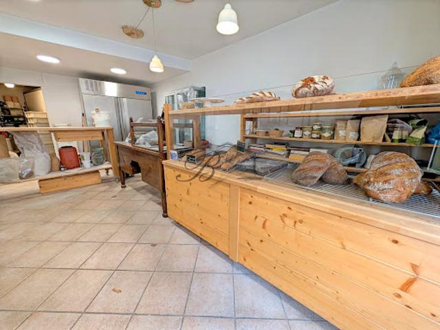 Local Commercial vente à Apt, La Tour-d'aigues