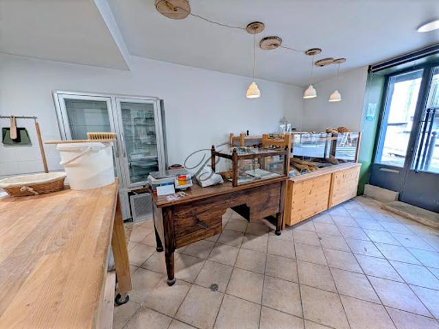 Local Commercial vente à Apt, La Tour-d'aigues