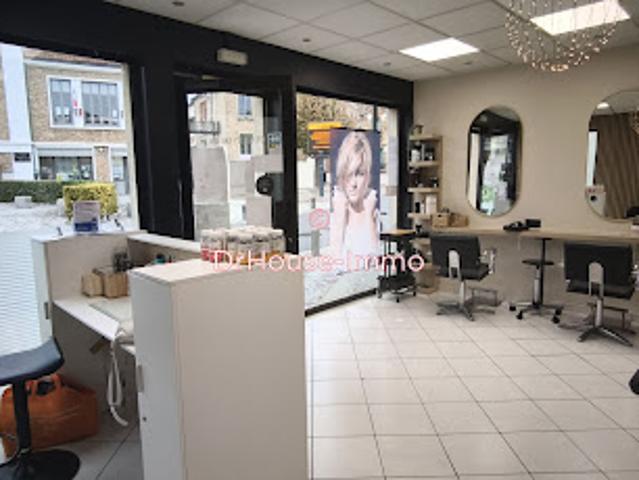 Local Commercial vente à Les Quercelains, La Ville-du-Bois