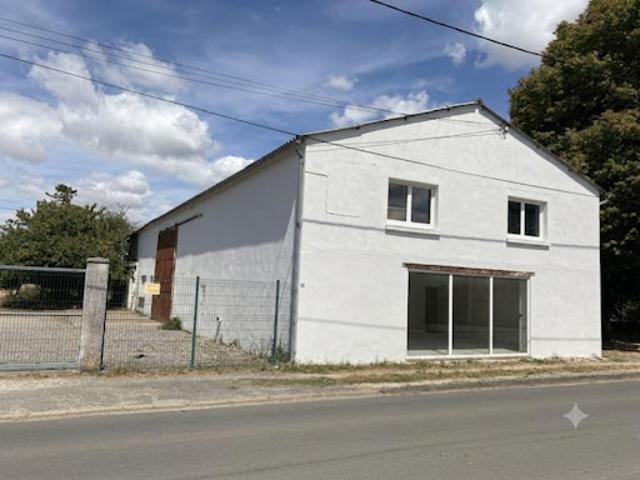Local Commercial vente à Saint-Jean-d'Angély, Bords