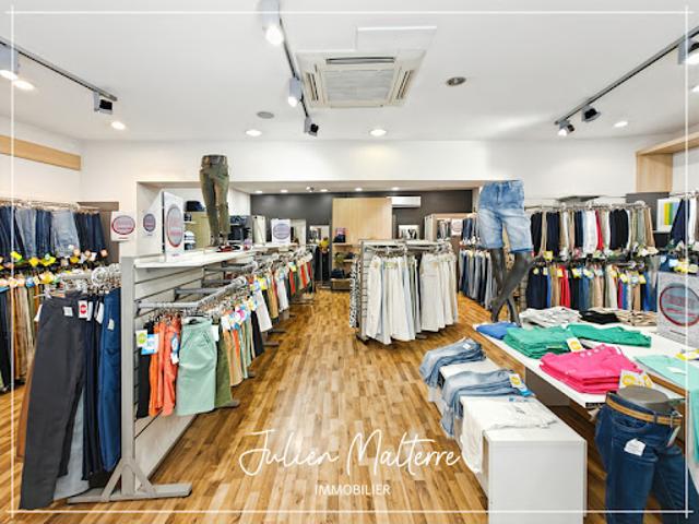 Local Commercial vente à Saint-Étienne, Firminy