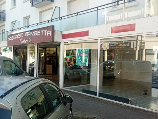 Local Commercial vente à Les Sables-d'Olonne, Challans