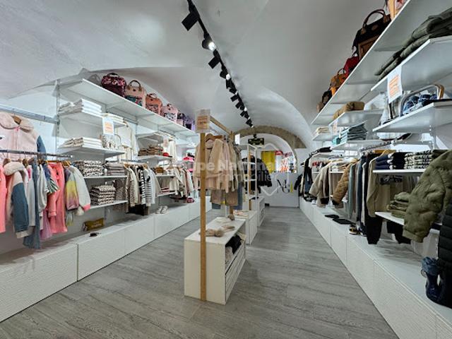 Local Commercial vente à Nîmes, Sommières