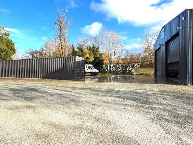 Local Commercial vente à Saintes, Saint-georges-des-coteaux