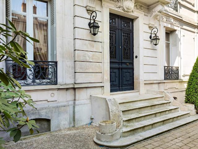 Villa vente à Parking Place du Martroi, Orléans