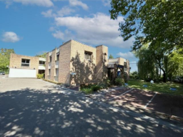 Local Commercial vente à Versailles, Buc