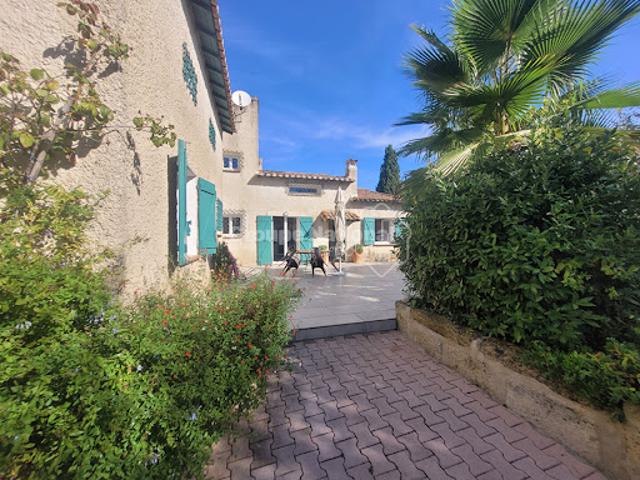 Maison vente à Nîmes, Mus
