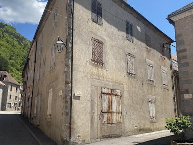 Maison vente à Grenoble, Corps