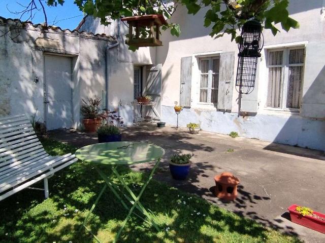 Maison vente à Saint-Jean-d'Angély, Néré