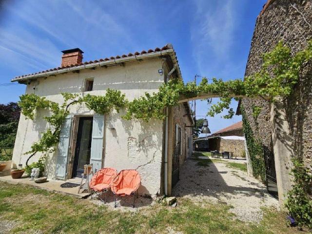Maison vente à Confolens, Saint-claud