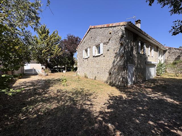 Maison vente à Confolens, Saint-groux
