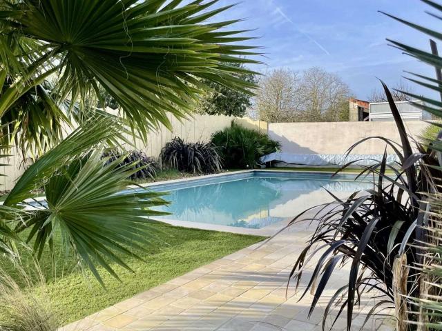 Maison vente à La Rochelle, Croix-chapeau