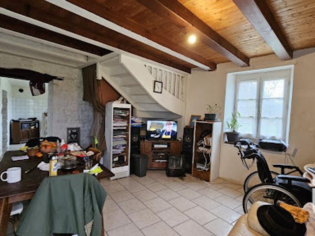 Maison vente à Confolens, Les Adjots