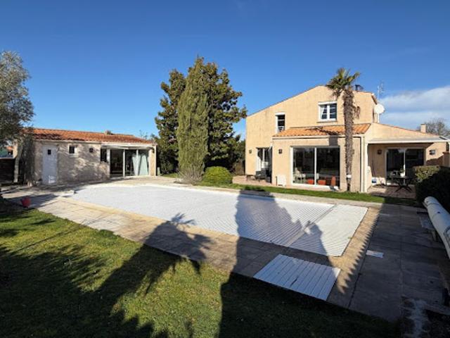 Maison vente à La Rochelle, Croix-chapeau