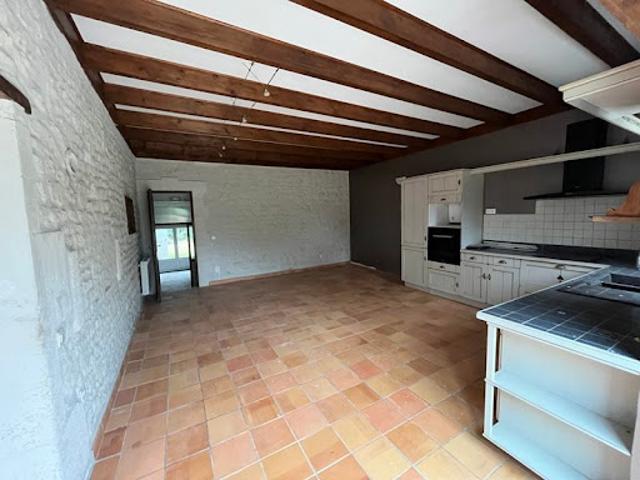 Maison vente à Cognac, Salles-d'angles